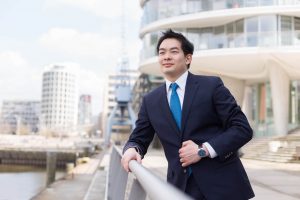Dieses Bild zeigt Dehua Chen, er ist Finanzberater in Hamburg und Finanzcoach in Berlin. Er bietet professionelle Finanzberatung auf deutsch, englisch und chinesisch in Hamburg/Berlin an.